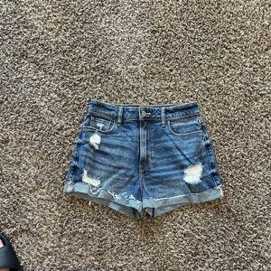 Hollister Ultra High Rise Mom Short Size 4/5